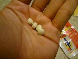 小さい錠剤で簡単に飲み込めます。1日8粒が目安です。