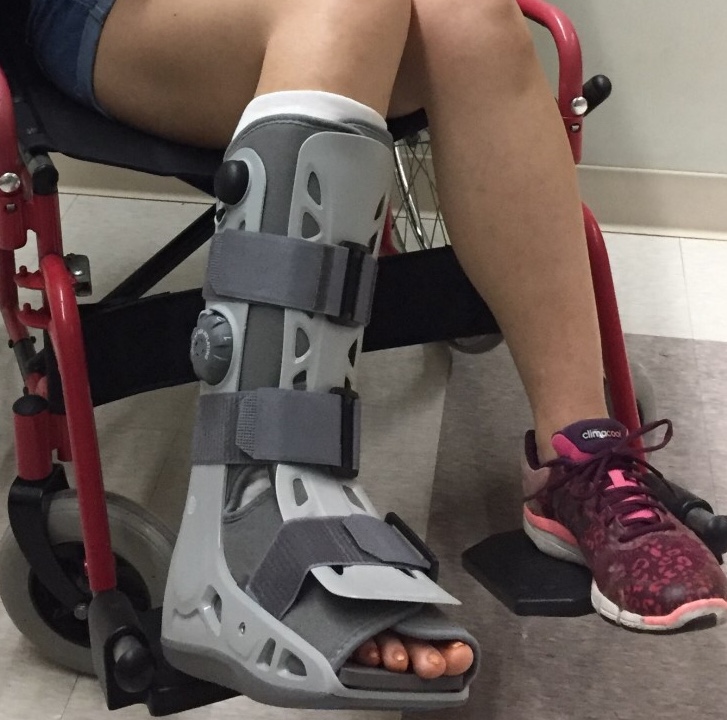 アキレス腱治療用 装具（右足）と厚底スニーカー（左足24cm